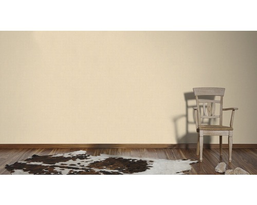 Wand mit Stuhl und Teppich