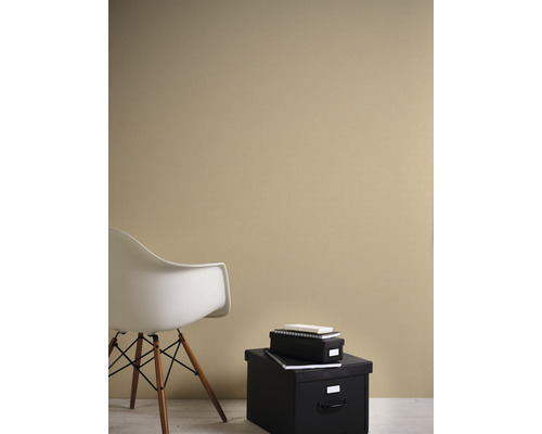 Wandgestaltung mit Stuhl und Aufbewahrungsboxen