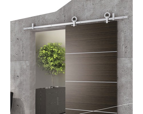 Schiebetür aus Holz mit Beschlägen an Betonwand