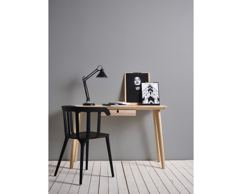 Bureau avec lampe, chaise et images décoratives sur un sol en bois clair