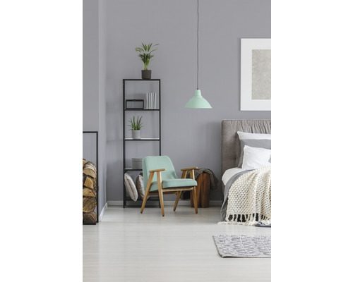 Chambre à coucher avec lit, fauteuil, étagère, lampe et décoration