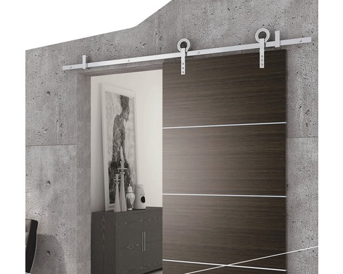 Schiebetür mit Stahloberfläche und Montageset vor einer Betonwand