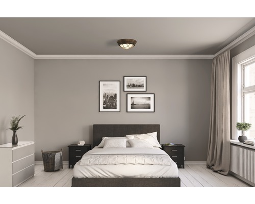 Chambre à coucher avec lit, tables de chevet et plafonnier