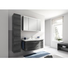 Badezimmer mit Waschtischunterschrank, Spiegelschrank mit Beleuchtung und Hochschrank in Holzoptik