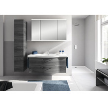 Badezimmer mit Waschtisch, Spiegelschrank, Hochschrank und Dusche