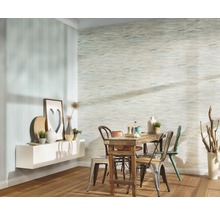 Esszimmer mit Holztisch und Stühlen vor einer Wand mit Muster und einer Wand mit Streifen