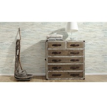 Kommode im Zimmer mit Dekorationen und gemusterter Tapete