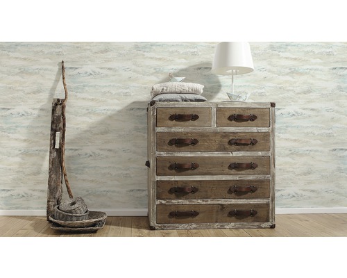 Kommode im Zimmer mit Dekorationen und gemusterter Tapete