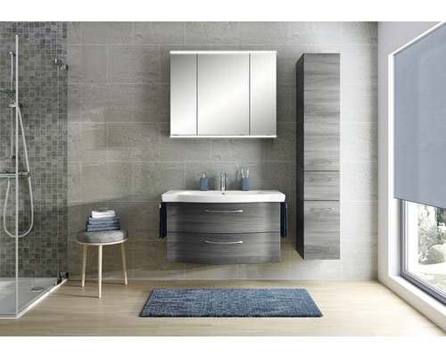 Badezimmer mit Waschbeckenunterschrank, Spiegelschrank, Hochschrank und Hocker