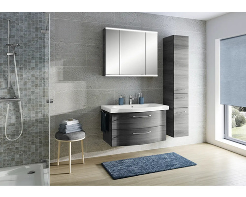Modernes Badezimmer mit Waschtisch, Spiegelschrank, Hochschrank und Dusche.