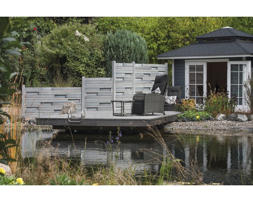 Gartenszene mit Teich, Terrasse mit Gartenmöbeln, Holzzaun und Gartenhaus