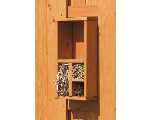 Insektenhotel aus Holz mit verschiedenen Füllmaterialien