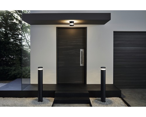 Eingangsbereich mit Haustür, Aussenleuchten und minimalistischem Design