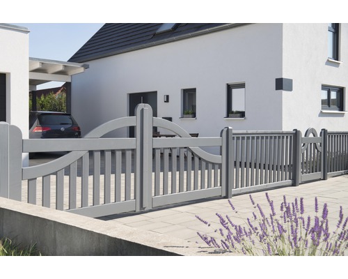 Graues Gartentor vor einem Wohnhaus