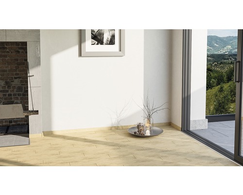 Intérieur avec carrelage imitation bois, foyer maçonné et porte-fenêtre