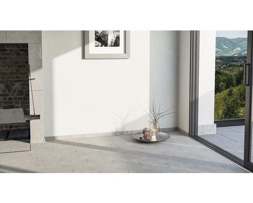 Pièce lumineuse avec carrelage, cheminée et vue sur la verdure