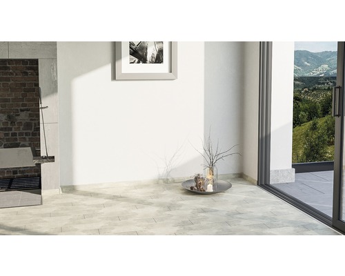 Pièce claire avec carrelage, barbecue et fenêtre avec vue