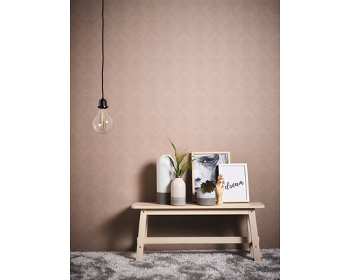 Dekoratives Zimmer mit gemusterter Tapete, Lampe, Bank und Accessoires