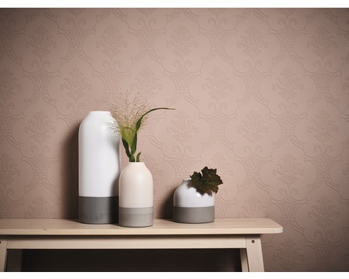 Dekorative Tapete mit floralem Muster und drei Vasen auf einem Tisch