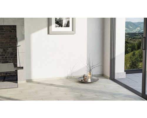 Pièce claire avec carrelage, décoration murale et vue sur la verdure