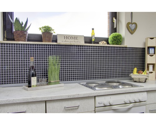 Küchenszene mit Mosaikfliesenwand, Dekorationen und Küchengeräten