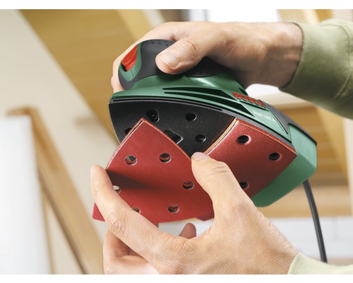 Eine Hand befestigt Schleifpapier an einem Bosch-Deltaschleifer.