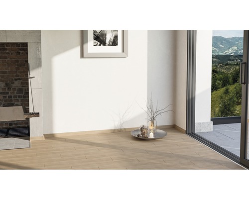 Pièce lumineuse avec mur en pierre, œuvre d''art et plancher en carreaux de bois