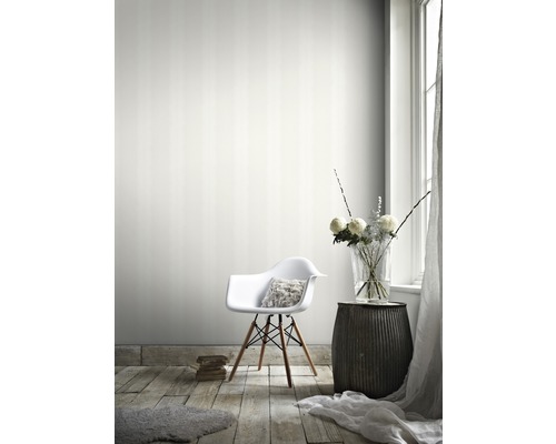 Wohnzimmer mit gestreifter Tapete, Stuhl, Beistelltisch und Blumenvase