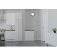 Cuisine lumineuse avec armoires blanches et plafonnier rond