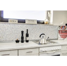 Küchenszene mit Mosaikfliesen, Herd und Dekorationsartikeln