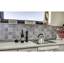 Scène de cuisine avec carrelage, plaque de cuisson et ustensiles de cuisine