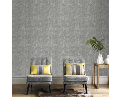 Dekoratives Interieur mit grauer Krokodilmuster-Tapete, zwei Stühlen und einem Beistelltisch.