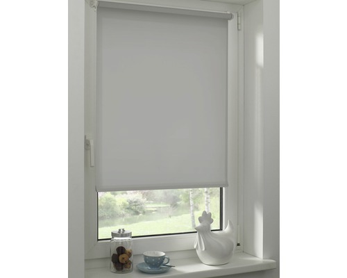 Graues Rollo am Fenster für den Sonnenschutz