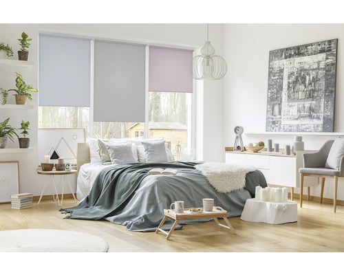 Chambre lumineuse avec stores de fenêtre et divers objets de décoration