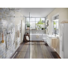 Salle de bains avec douche, baignoire, lavabo et toilettes au design lumineux