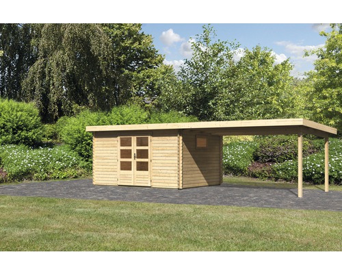 Gartenhaus mit Anbau auf gepflasterter Fläche vor Bäumen