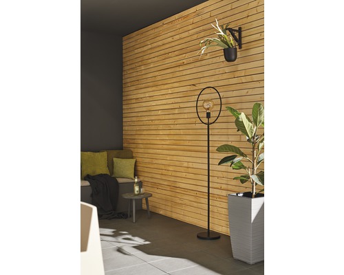Aménagement avec revêtement mural en bois, lampadaire, pot de fleurs et sièges pour l''extérieur