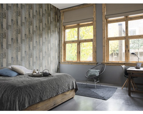 Chambre avec lit, bureau et lambris en bois au mur