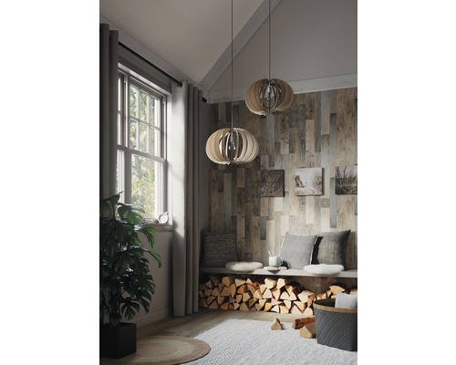 Pièce lumineuse avec lambris, banquette avec coussins, pile de bois, tapis et deux suspensions en bois