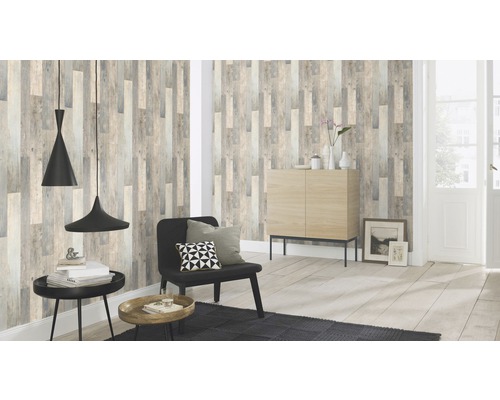 Salon avec papier peint à lambris en bois, fauteuil et décoration