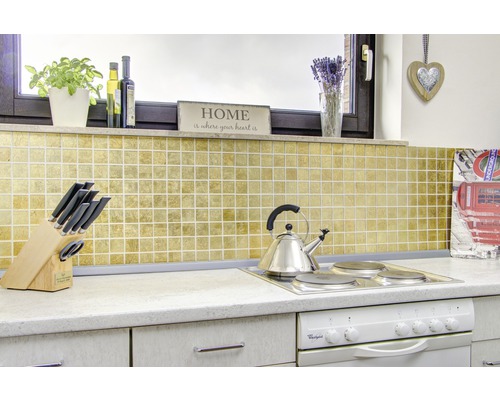 Küchenszene mit Mosaikfliesen, Herd und Küchenutensilien