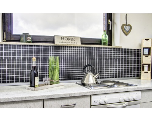 Scène de cuisine avec carreaux de mosaïque, cuisinière, ustensiles de cuisine et décorations