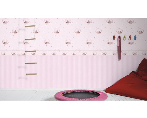Chambre d''enfant rose avec papier peint, espalier, trampoline et pouf