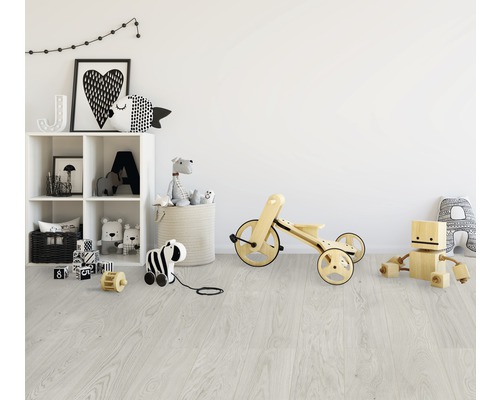 Chambre d''enfant avec jouets et plancher en bois clair