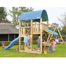 Tour de jeux en bois avec toboggan, balançoire et mur d''escalade dans le jardin avec des enfants qui jouent.