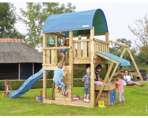 Tour de jeux en bois avec toboggan, balançoire et mur d''escalade dans le jardin avec des enfants qui jouent.