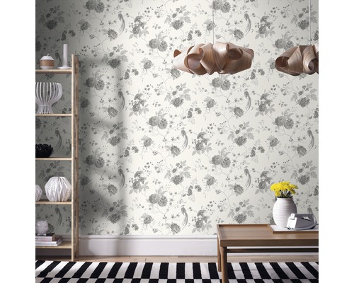 Dekoratives Wohnzimmer mit floraler Tapete, Holzregal, Holztisch und Hängelampen