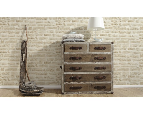 Commode avec six tiroirs, lampe et paniers décoratifs devant un mur de briques