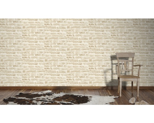 Intérieur avec papier peint à motifs en aspect pierre, parquet et fauteuil