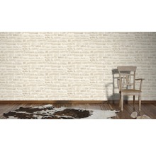 Espace de vie avec papier peint en briques, chaise en bois et tapis